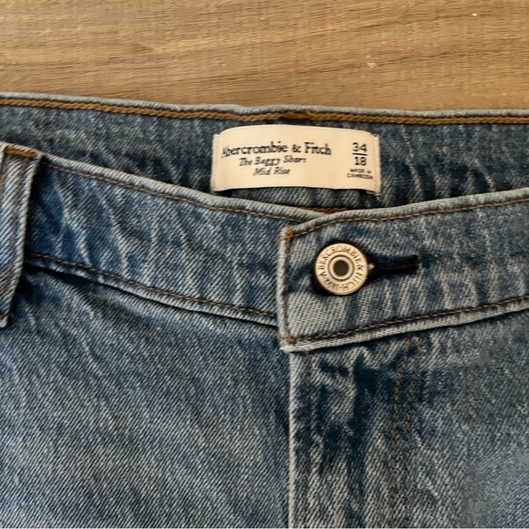 Abercrombie and Fitch The Baggy Short Mid Rise Medium Wash Size 34 (18) - Picture 3 of 4